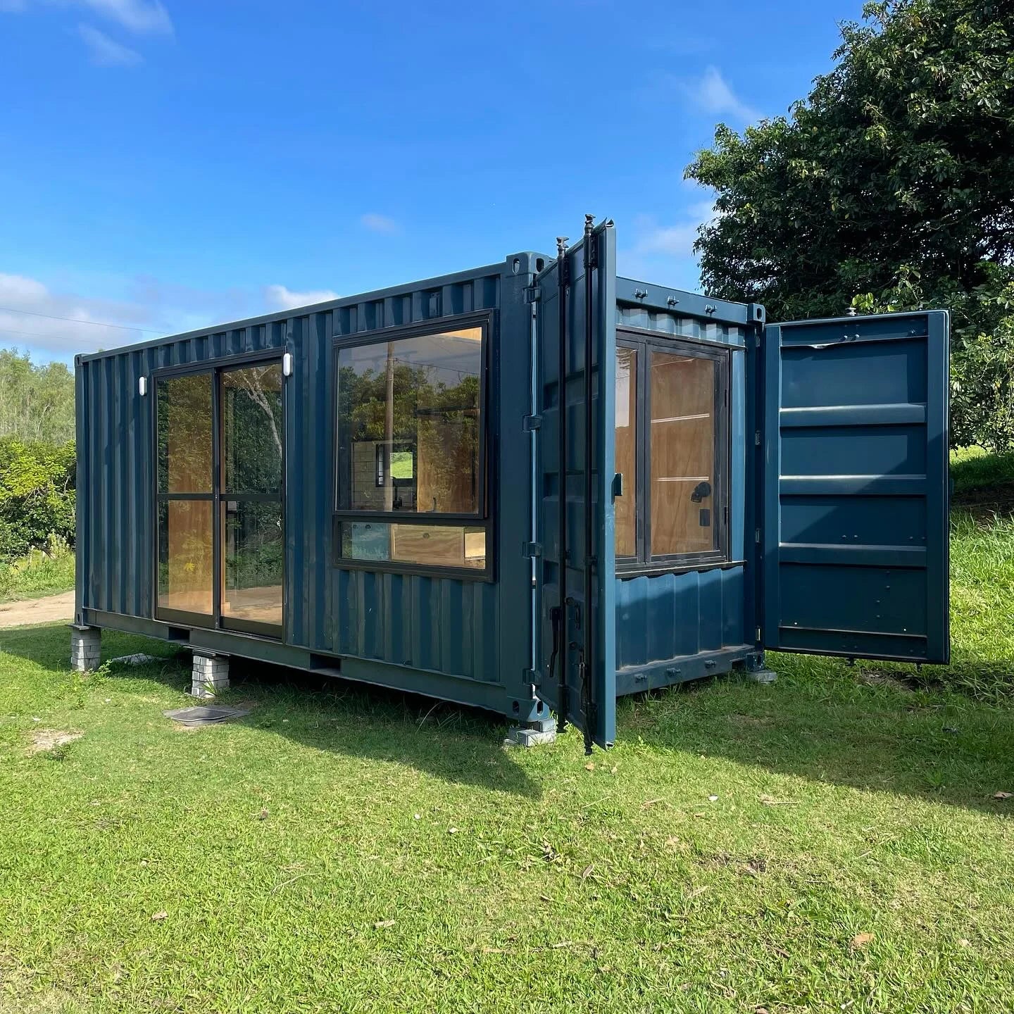Custom 20ft Cozy Cabin Container House image 0
