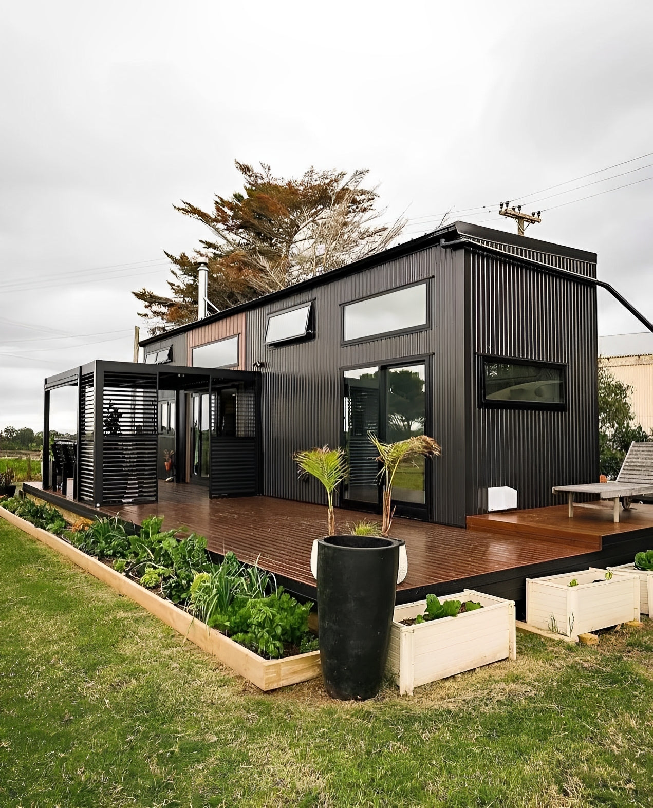 Luxury 40ft prefab container house with easy-folding sandwich panels. image 1