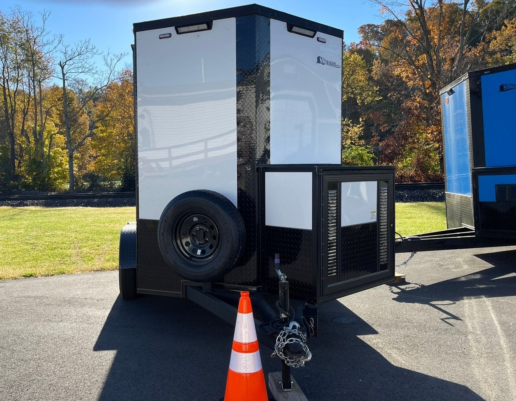 Heavy-duty fiber optic splicing trailer for telecom use”