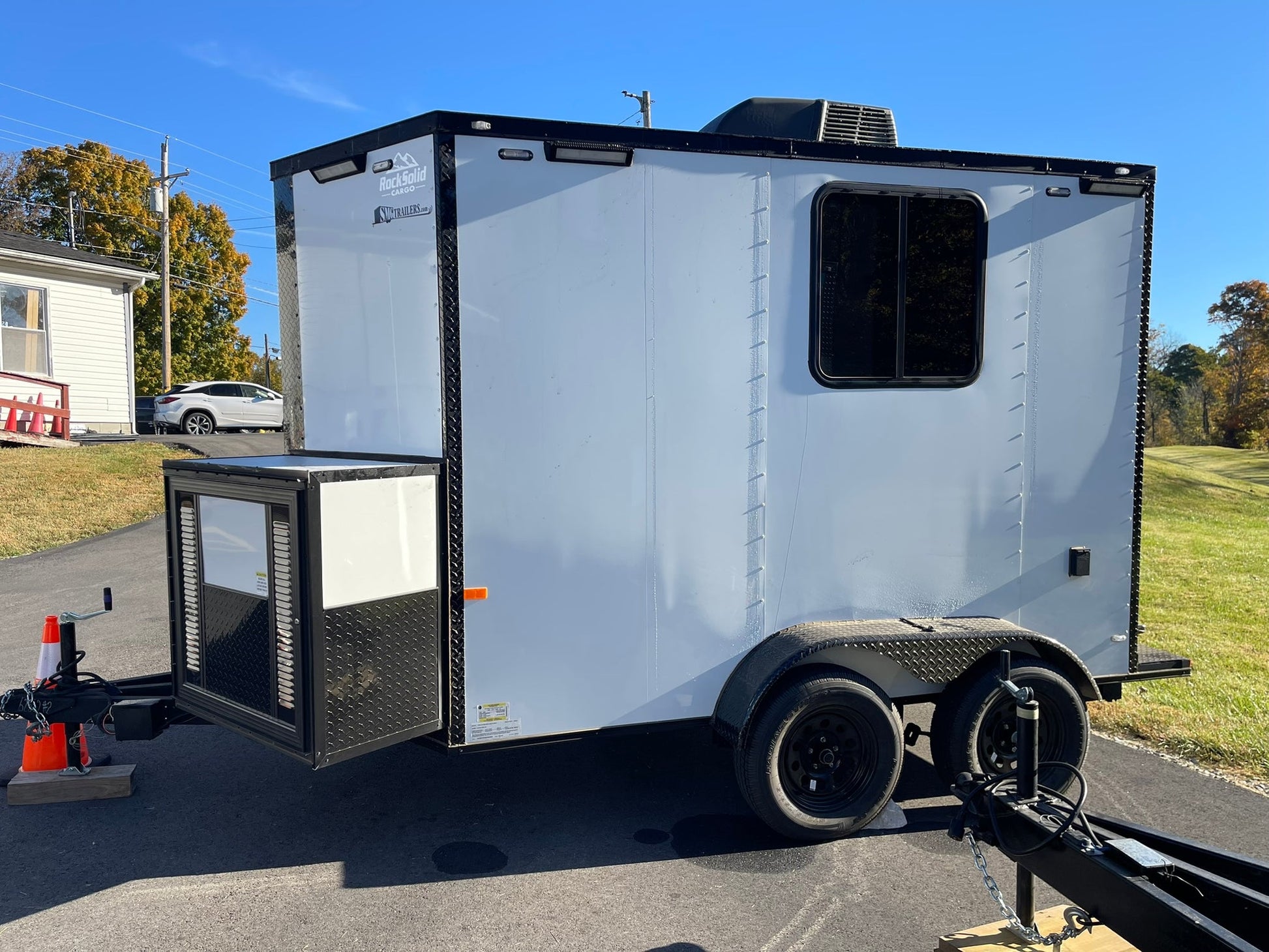 Heavy-duty fiber optic splicing trailer for telecom use”