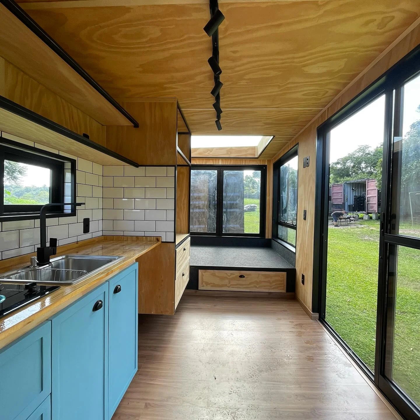 Custom 20ft Cozy Cabin Container House image 7