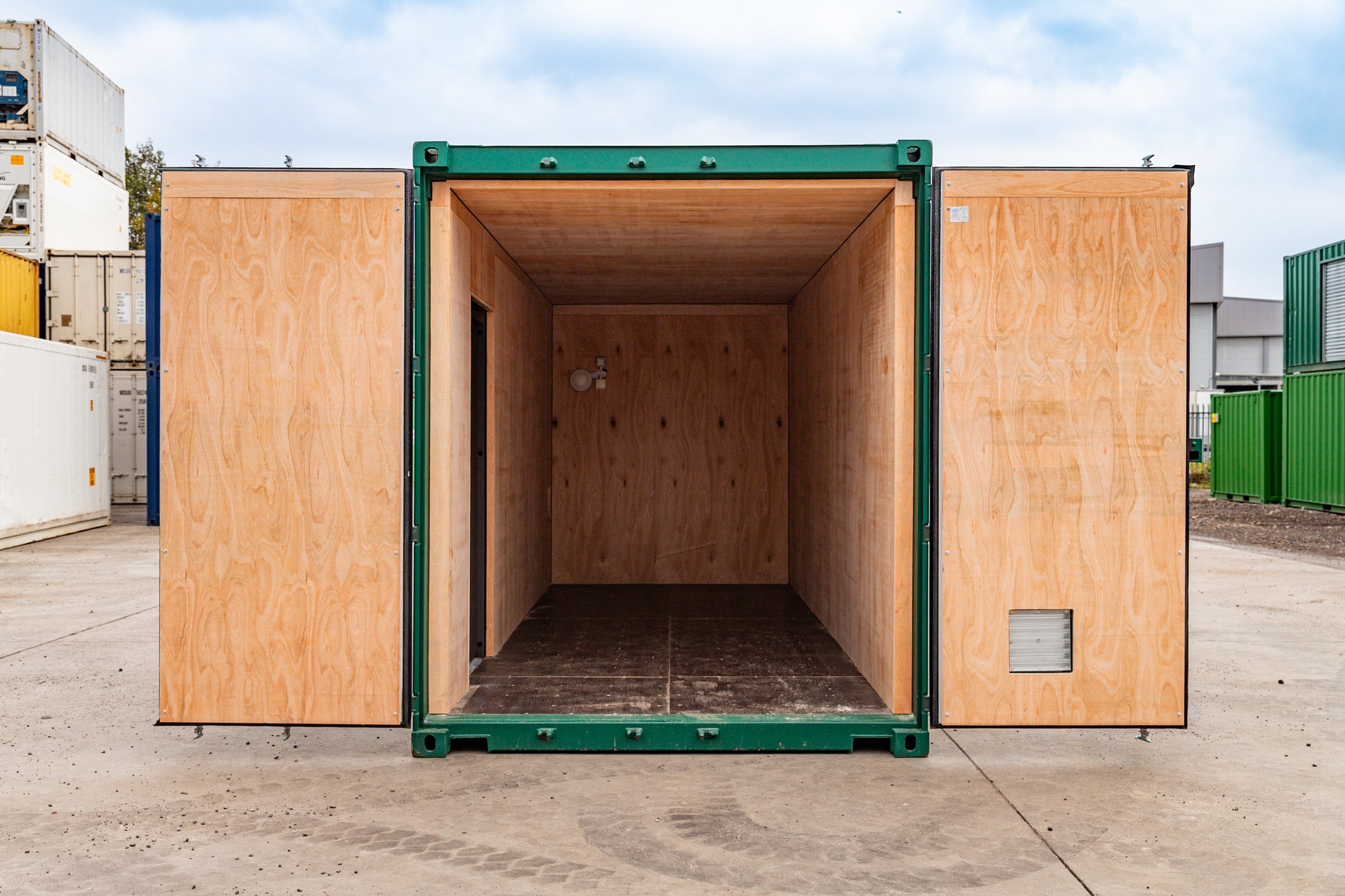 40ft Ply-Lined & Insulated Shipping Container – Comfortable, Durable, and Versatile image 0